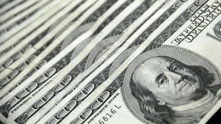 Dolar słabnie z prawie dwudziestoletniego szczytu, gdy zbliża się sympozjum Jackson Hole.